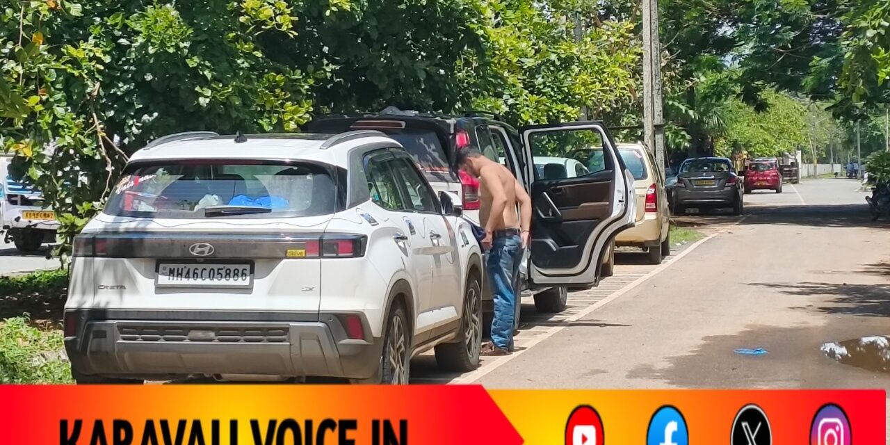 ಪ್ರವಾಸಿಗರಿಗೆ ಬಟ್ಟೆ ಬದಲಿಸಲು ಇಲ್ಲ ಸೂರು: ಮಾನ ಮುಚ್ಚಲು ಸೂರಾದ ಕಾರು!