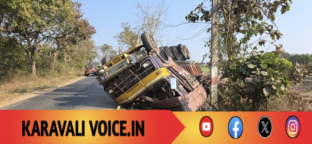 ಹೊಲಕ್ಕೆ ಉರುಳಿದ ನೀಲಗಿರಿ ಕಟ್ಟಿಗೆ ತುಂಬಿದ ಲಾರಿ! 