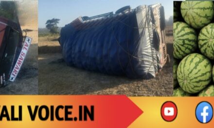 ಕಲ್ಲಂಗಡಿ ತುಂಬಿದ ಲಾರಿ ಪಲ್ಟಿ; ಲಕ್ಷಾಂತರ ರೂ. ನಷ್ಟ!