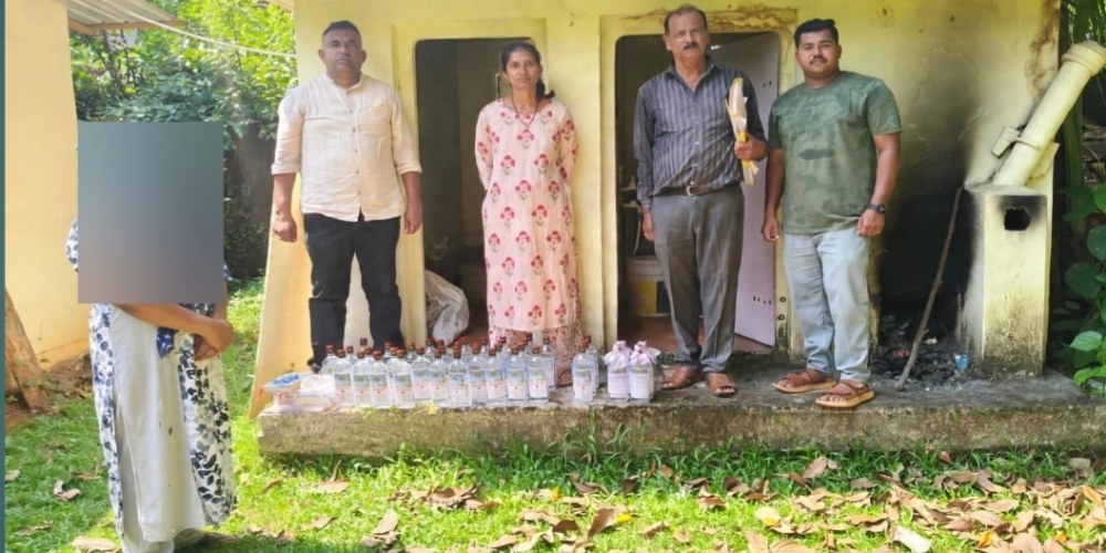 ಶೌಚಾಲಯದಲ್ಲಿ ಗೋವಾ ಮದ್ಯದ ದಾಸ್ತಾನು; ಅಬಕಾರಿ ದಾಳಿ!